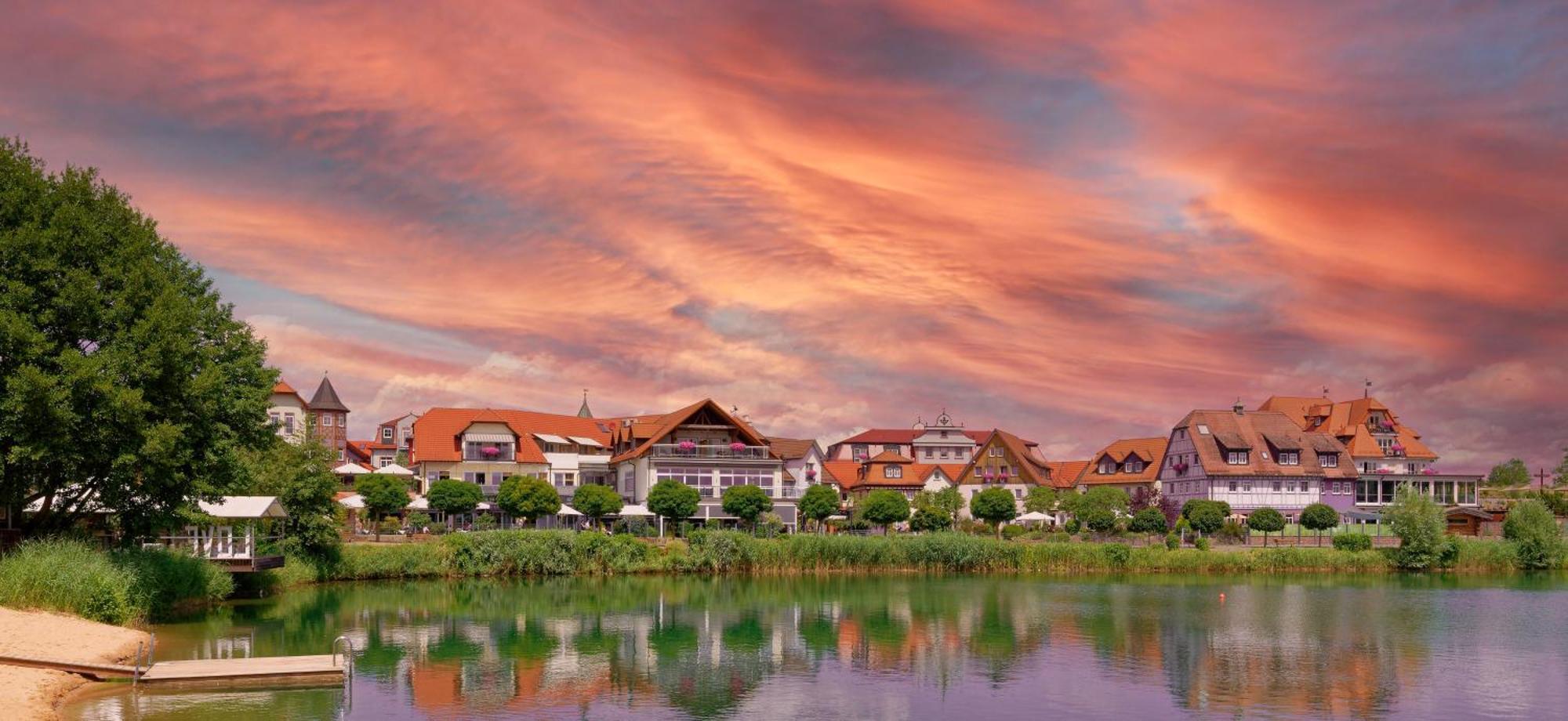 Seehotel Niedernberg - Das Dorf Am See Exterior photo